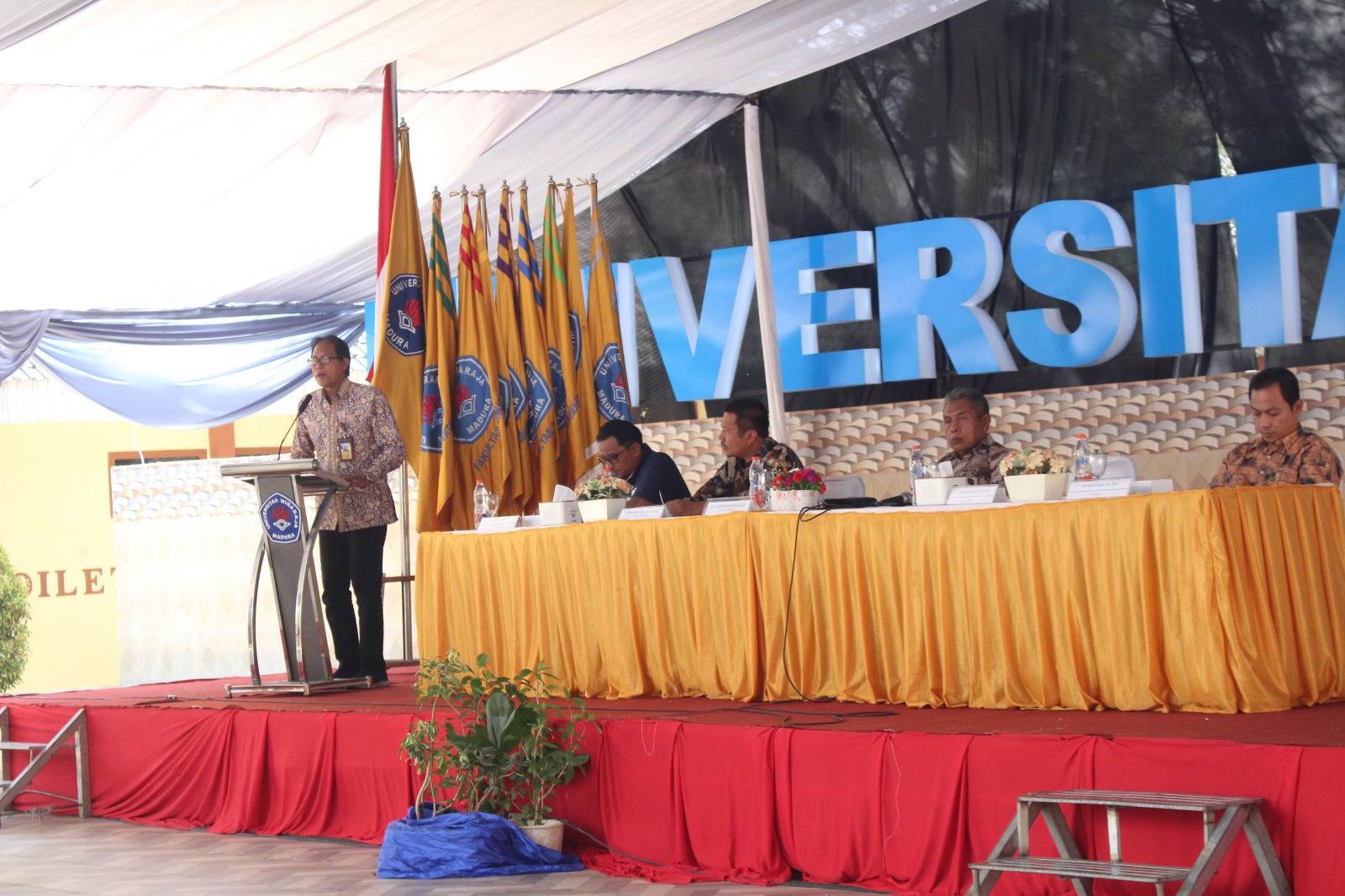 menjalin-silaturahmi-antara-orangtua-wali-mahasiswa-dengan-ketua-yayasan-arya-wiraraja-beserta-rektor-universitas-wiraraja-beserta-jajarannya._1693807158.jpeg