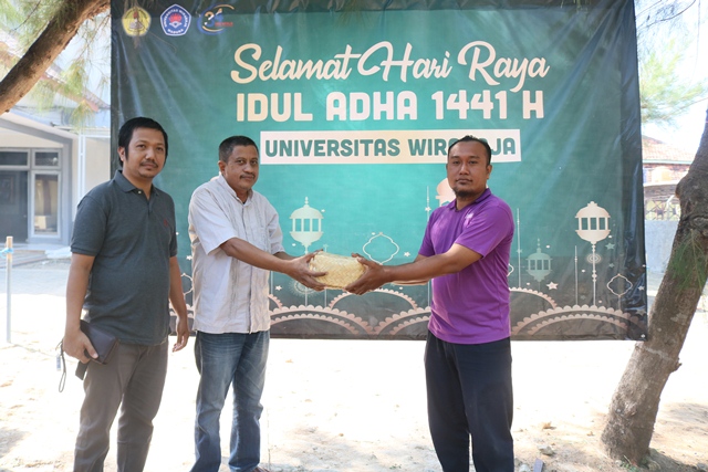 rayakan-qurban-universitas-wiraraja-bersama-tetangga-terdekat_1596256215.JPG