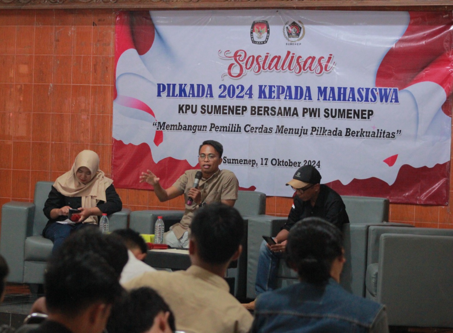 sosialisasi-pilkada-oleh-kpu-bersama-pwi-sumenep-di-graha-sumekar-universitas-wiraraja_1729224103.jpeg