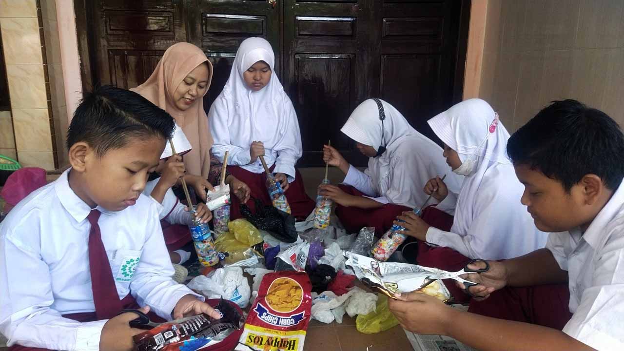 sulap-sampah-plastik-menjadi-meja-dan-kursi_1638258601.jpg