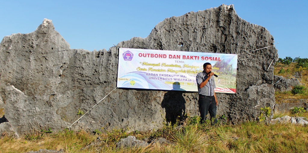 BEM WIRARAJA OUTBOND DAN BAKTI SOSIAL DI BUKIT BADAY