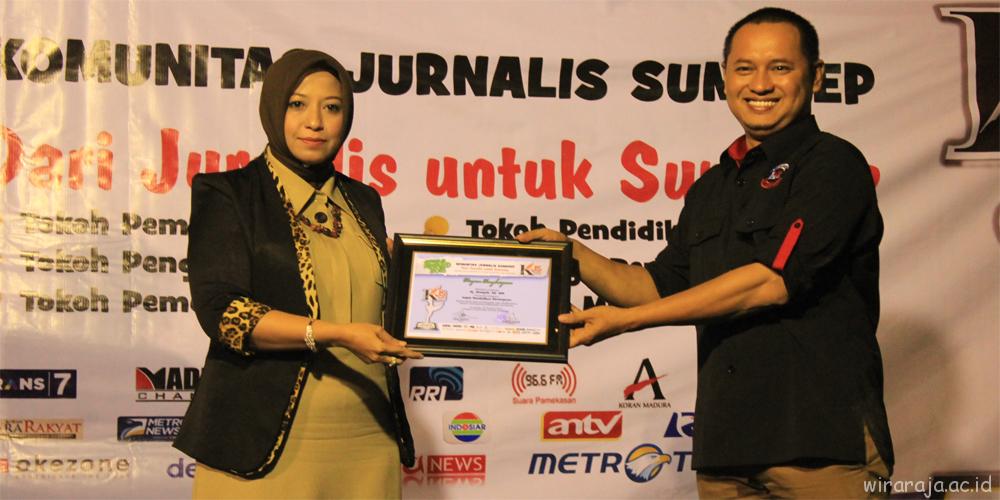 REKTOR UNIJA RAIH PENGHARGAAN DI KJS AWARD 2015