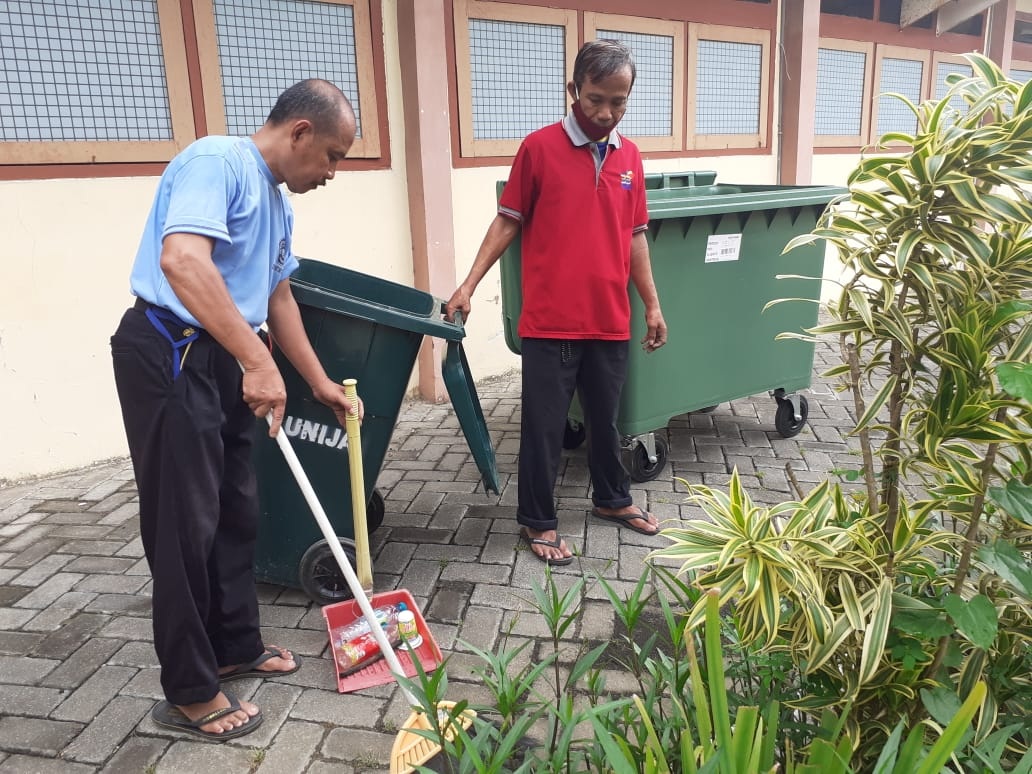 tim-ui-green-metric-siapkan-20-titik-tempat-sampah_1604391791.jpg